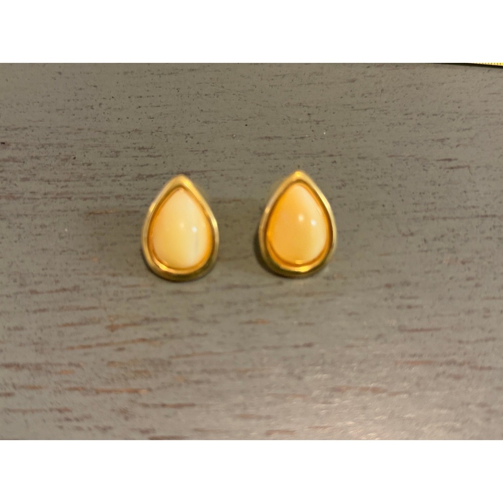 Vintage Gold Tone Peach Cream Teardrop Cabochon Stud Earrings Pear Shape